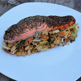 Salmão com crosta de azeitona e chia