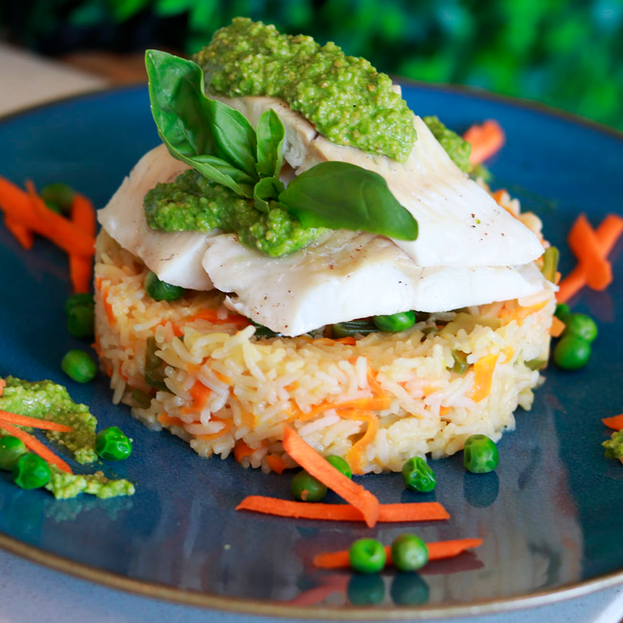 Filete de pescada com pesto de manjericão, espinafres e caju, com arroz basmati, cenoura e ervilhas - marmita saudável de peixe Legumes e outros Vícios