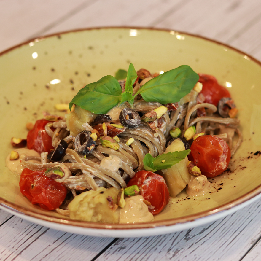Linguine de Pesto com tomate seco, ricotta e manjericão