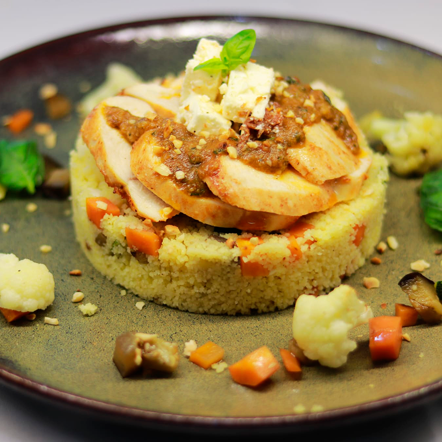 Peito de Frango corado com pesto de manjericão e tomate seco