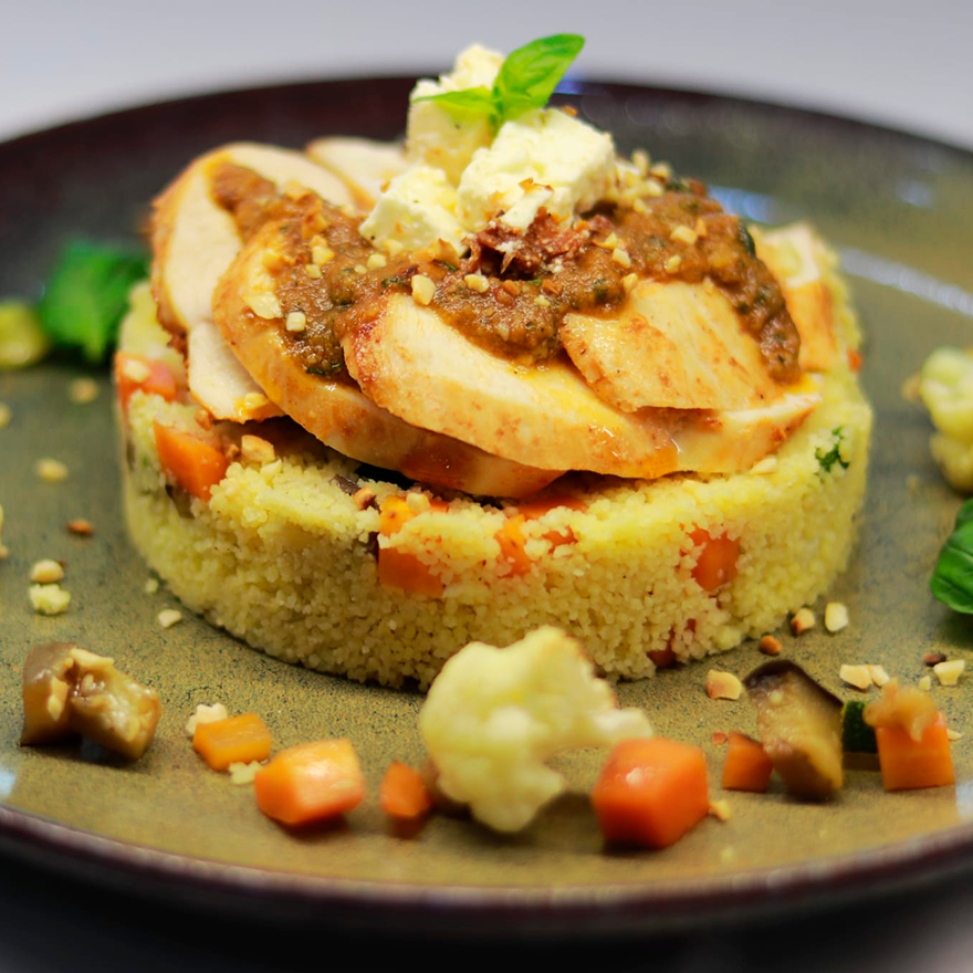 Peito de Frango corado com pesto de manjericão e tomate seco