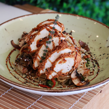 Carregar imagem no visualizador da galeria, Peito de Frango Oriental com crosta aromática
