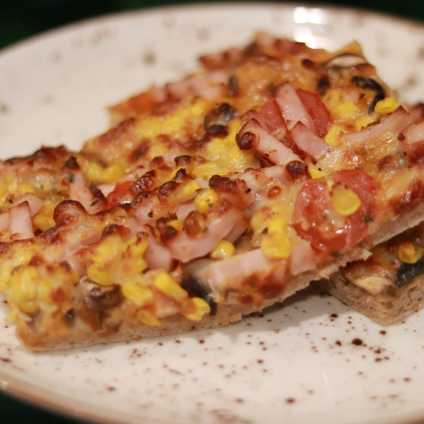 Pizza fit de fiambre de perú com molho de tomate caseiro, cogumelos, milho, tomate cherry e mozzarella light — pizza saudável Legumes e outros Vícios