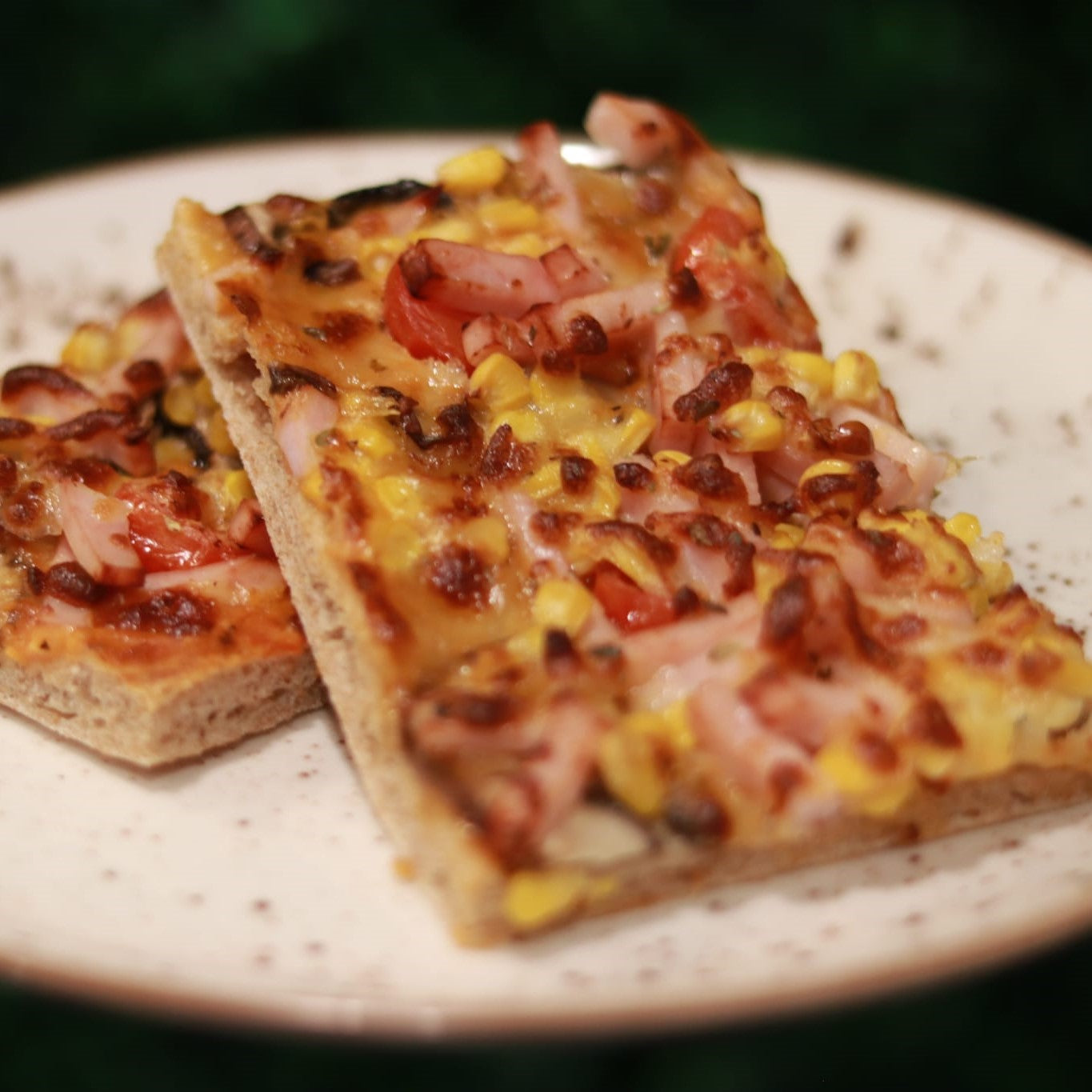 Pizza fit de fiambre de perú com molho de tomate caseiro, cogumelos, milho, tomate cherry e mozzarella light - pizza saudável Legumes e outros Vícios