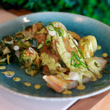 Raia assada com emulsão de alho, salsa e cebolete