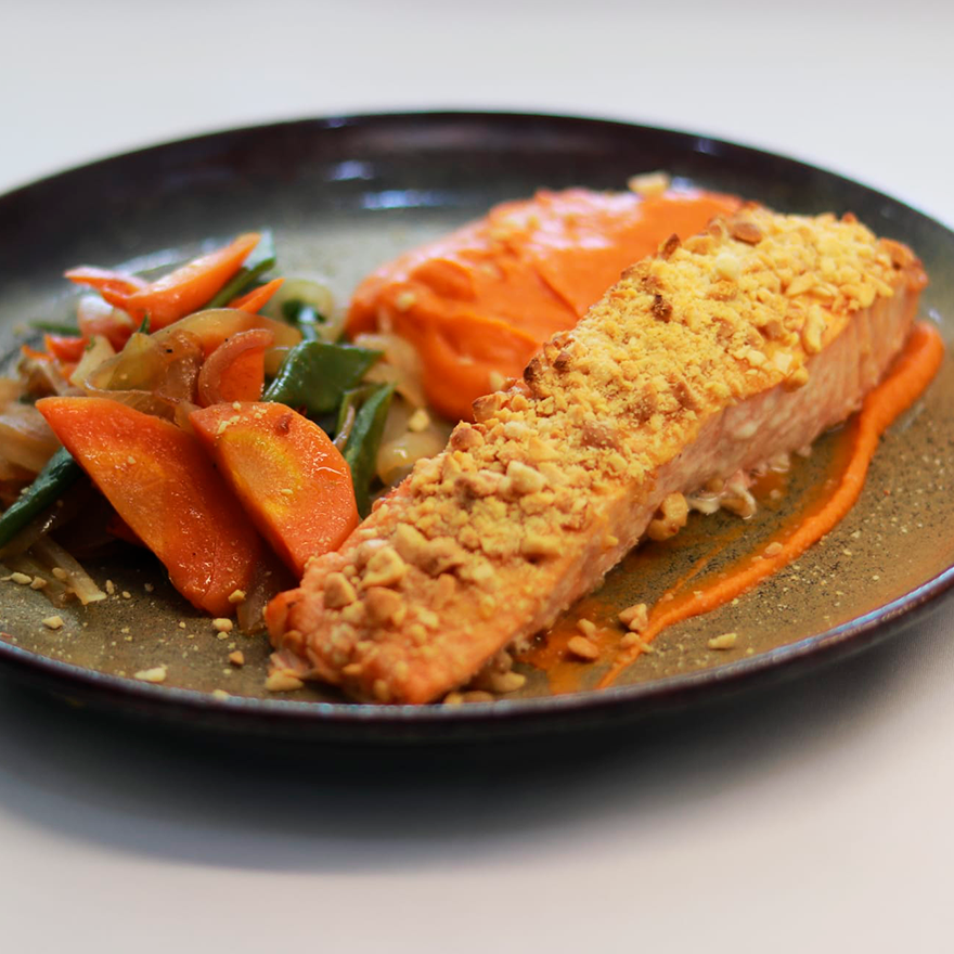Salmão com crosta de amendoim