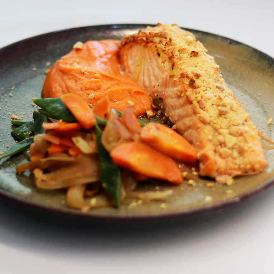 Salmão com crosta de amendoim
