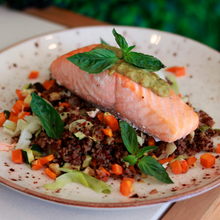 Carregar imagem no visualizador da galeria, Salmão com pesto de manjericão e amendoim