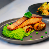 Salmão corado com puré de ervilhas e hortelã