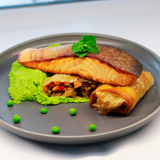 Salmão corado com puré de ervilhas e hortelã