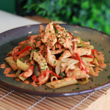 Tiras de perú salteadas com molho de pimentos fumados, cebola, pimentos e penne integral de aveia - marmita saudável de carne Legumes e outros Vícios