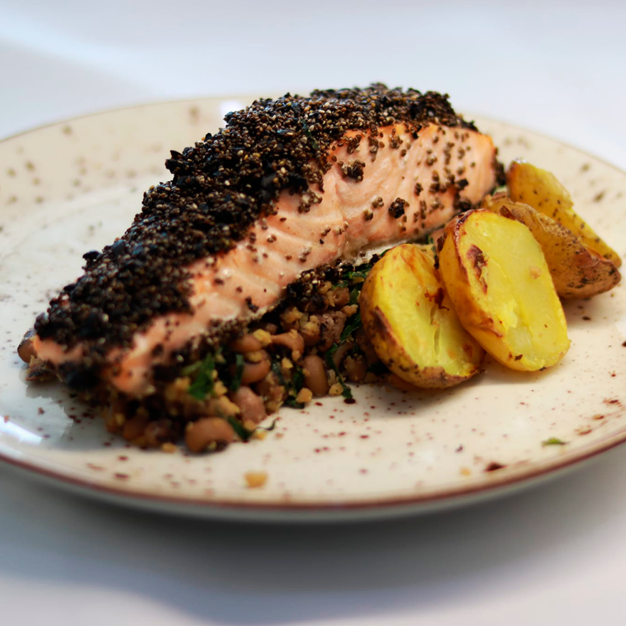 Tranche de salmão assado com crosta de azeitona e chia, batata rústica no forno e migas de soja com couve e feijão frade - marmita saudável de peixe Legumes e outros Vícios
