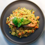 Tranche de Salmão com pesto de manjericão e amendoim